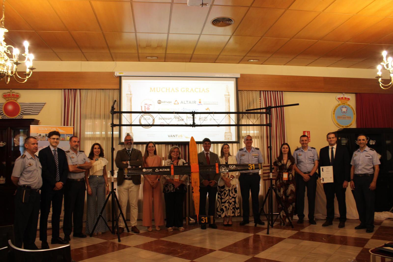 Foto de grupo del acto de certificación ISO 9001 de VANTUS AeroDesign Team en Tablada